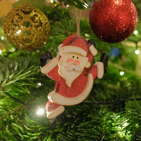 Weihnachtsmann am Tannenbaum